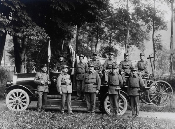 Des hommes du Bataillon posant devant la première pompe automobile en service à Fribourg en 1921.