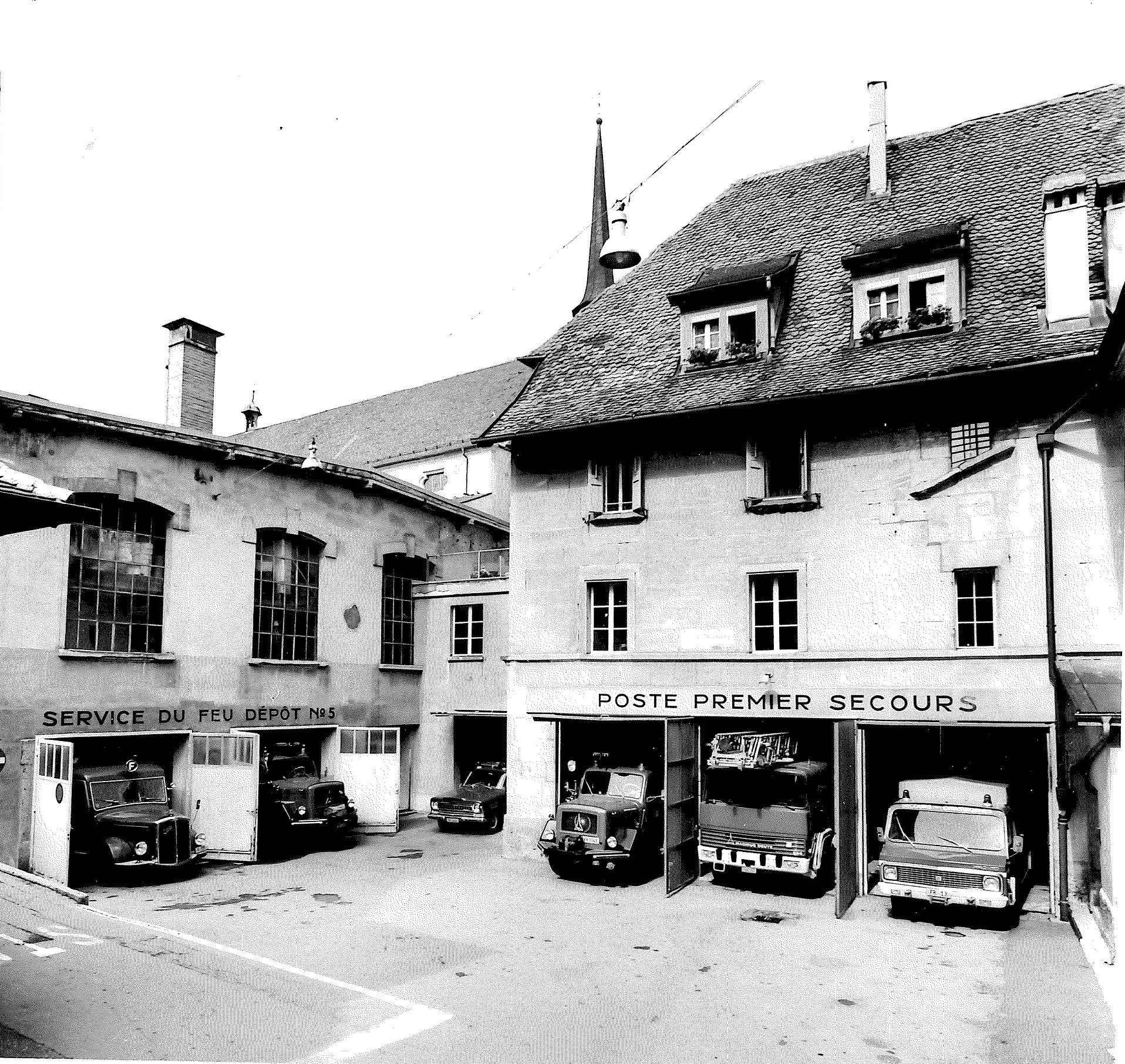 Poste de premiers secours de Fribourg, place Notre-Dame. Photographie de Jean Mülhauser, en 1980.