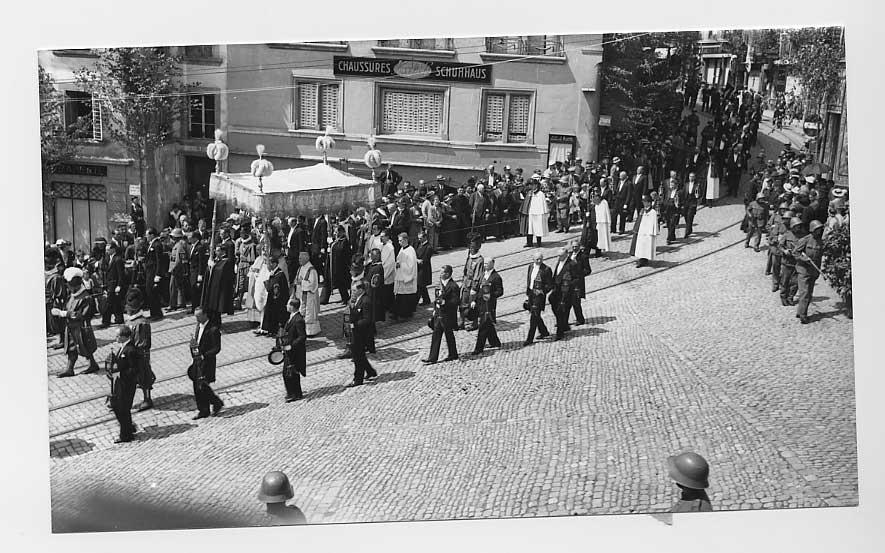 Procession de la Fête-Dieu au bas de la rue Lausanne (vers 1938).