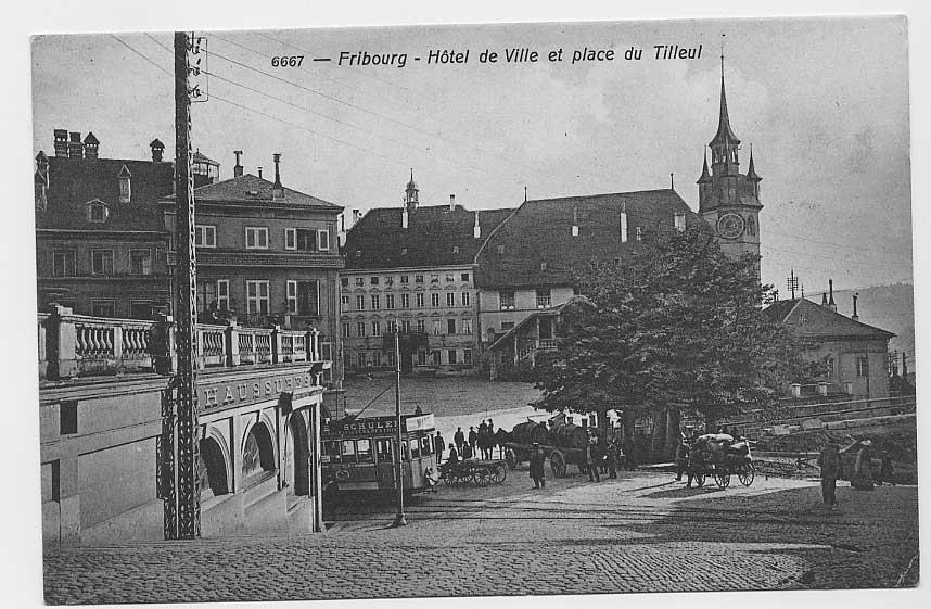 Stadthaus und Rathaus (im Hintergrund) sowie die berühmte Murtenlinde (1910).