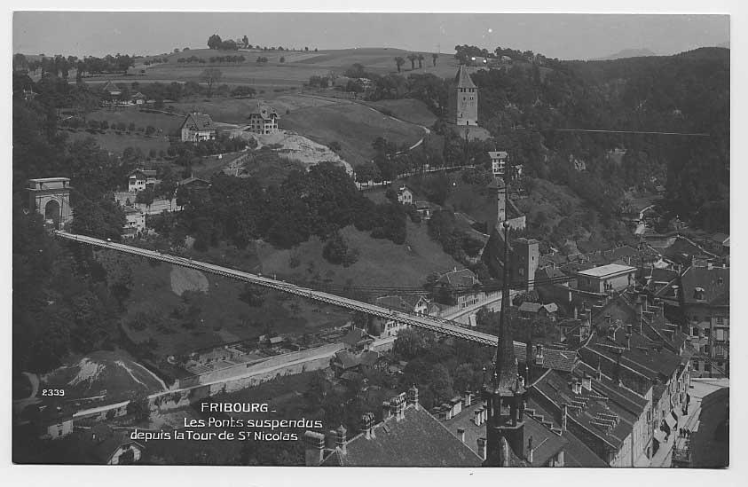 Die beiden Hängebrücken (Grosse Hängebrücke vorne, Galternbrücke hinten rechts), gesehen von der Turmplattform der Stiftskirche St. Nikolaus aus (um 1920).