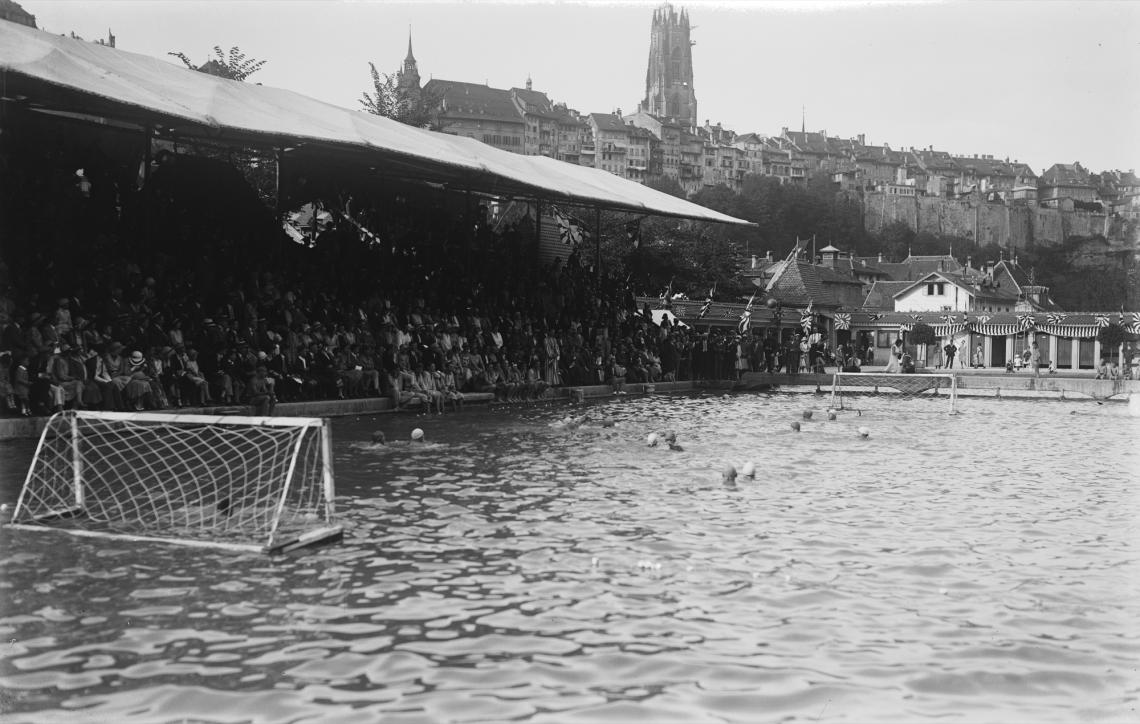 Match de waterpolo durant les championnats suisses de natation, aux Bains de la Motta